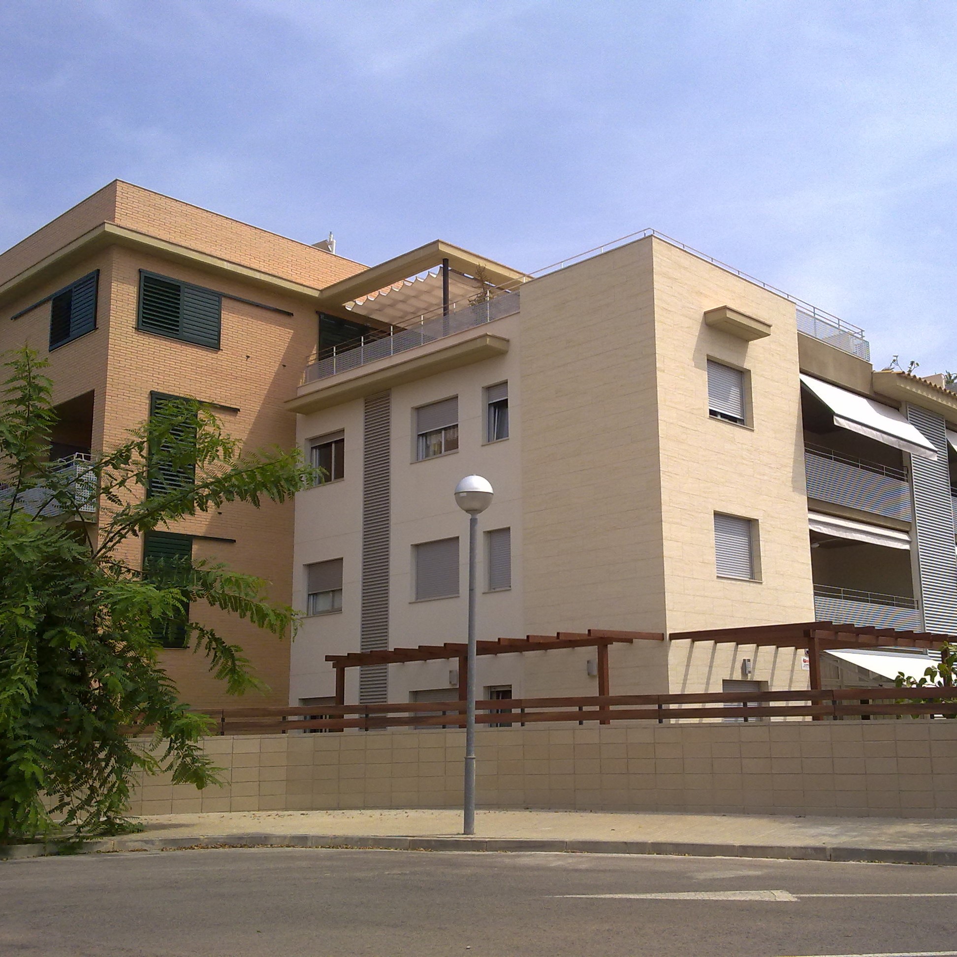 T77 Arquitectura Tècnica i Serveis Immobiliaris pisos en venda i lloguer a Tarragona. Els teus xalets i cases en venda a Tarragona, Properties Real Estate Agency.